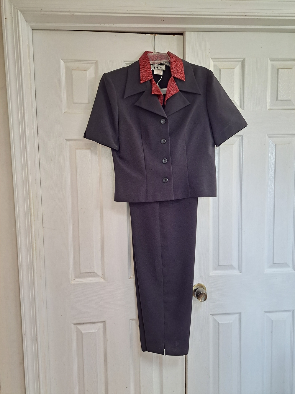 Vintage Women's Short-Sleeve Pant Suit with Red Collar Accent